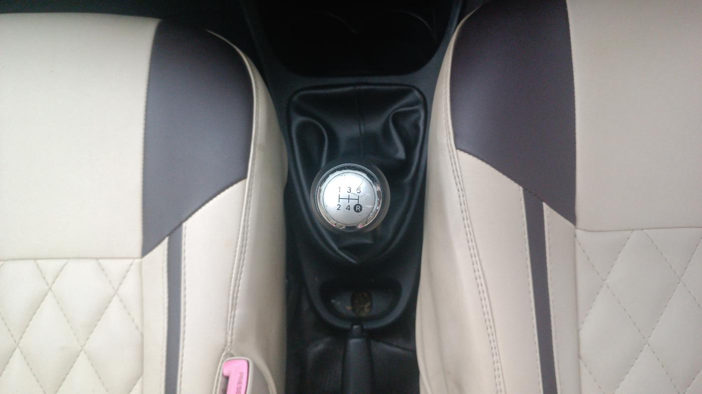2019 Toyota Etios Liva V DUAL TONE, Petrol, Manual, 1,30,217 km, Gear Lever