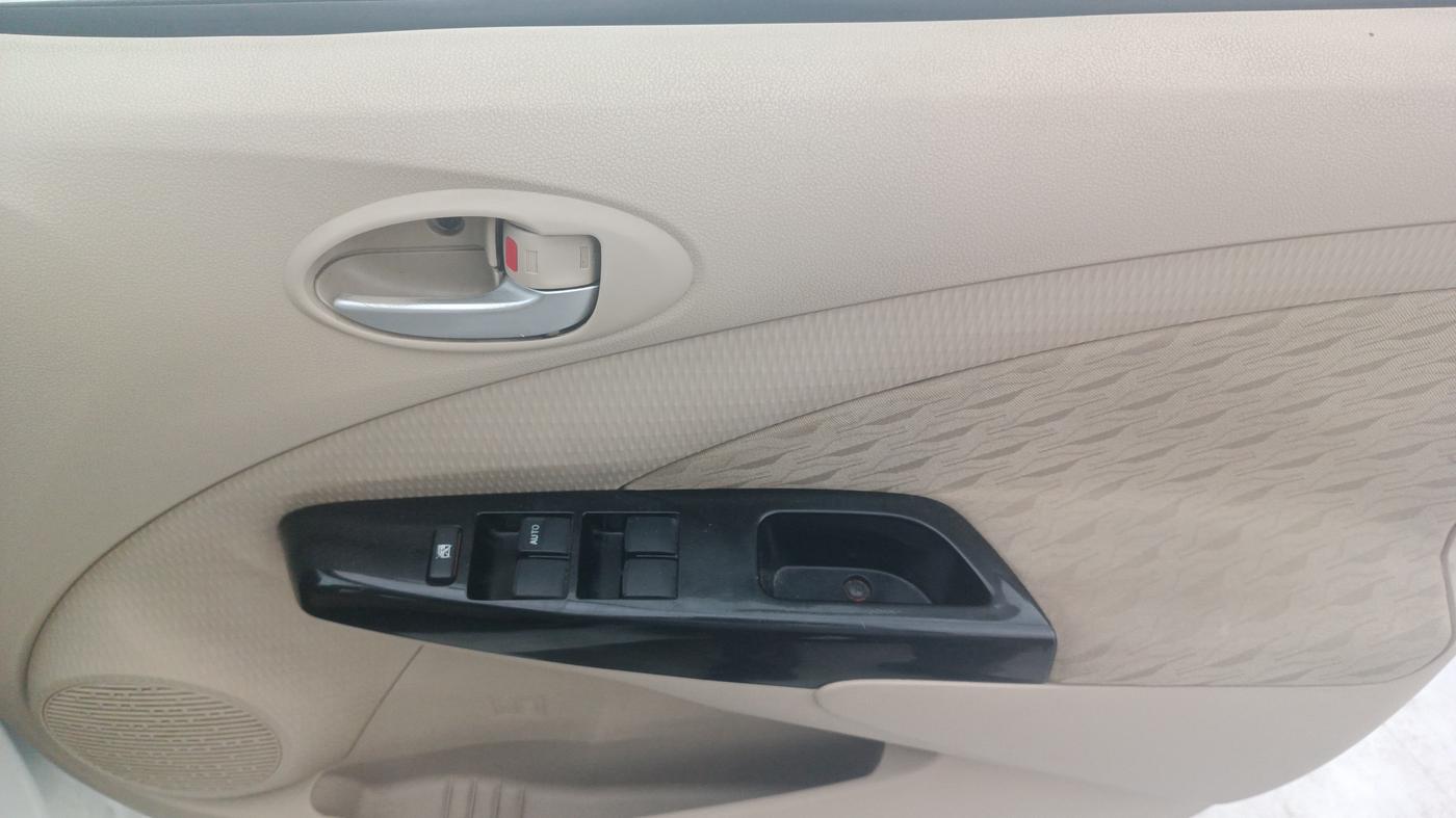 2019 Toyota Etios Liva V DUAL TONE, Petrol, Manual, 1,30,217 km, Driver Side Door Panels Control