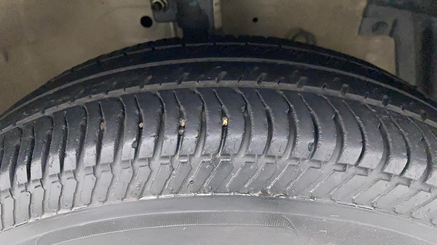 2014 Maruti Swift Dzire VXI, Petrol, Manual, 62,373 km, Right Front Tyre Tread
