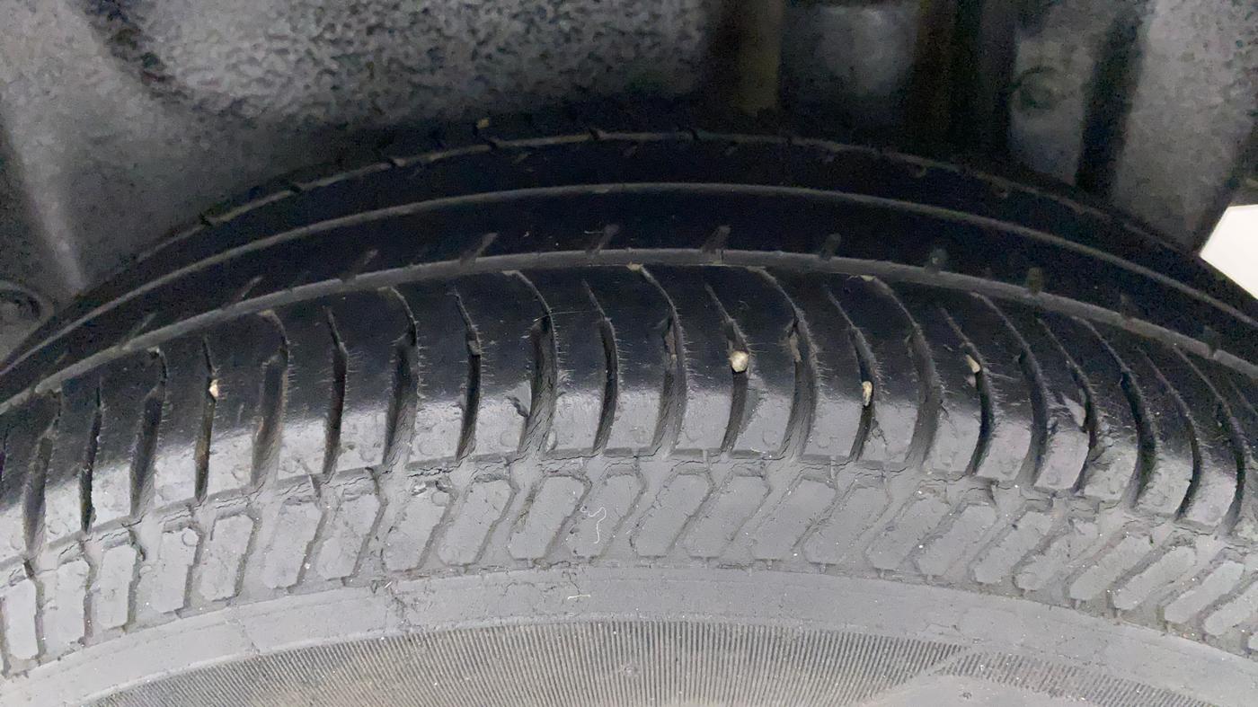 2014 Maruti Swift Dzire VXI, Petrol, Manual, 62,373 km, Left Rear Tyre Tread