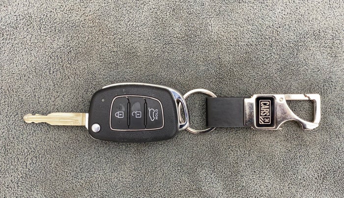 2021 Hyundai NEW I20 SPORTZ 1.2 MT DUAL TONE, Petrol, Manual, 32,732 km, Key Close Up