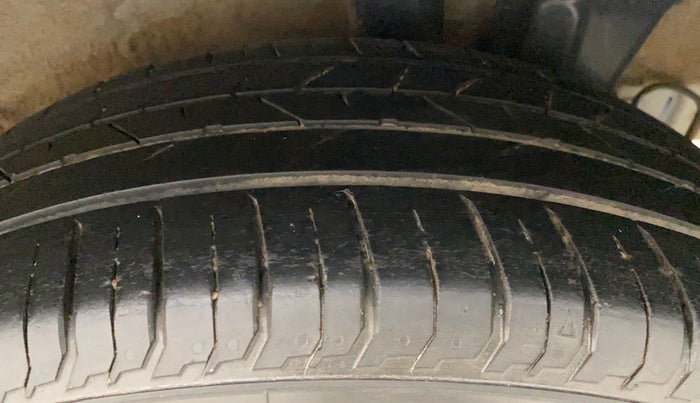2021 Hyundai NEW I20 SPORTZ 1.2 MT DUAL TONE, Petrol, Manual, 32,732 km, Left Rear Tyre Tread