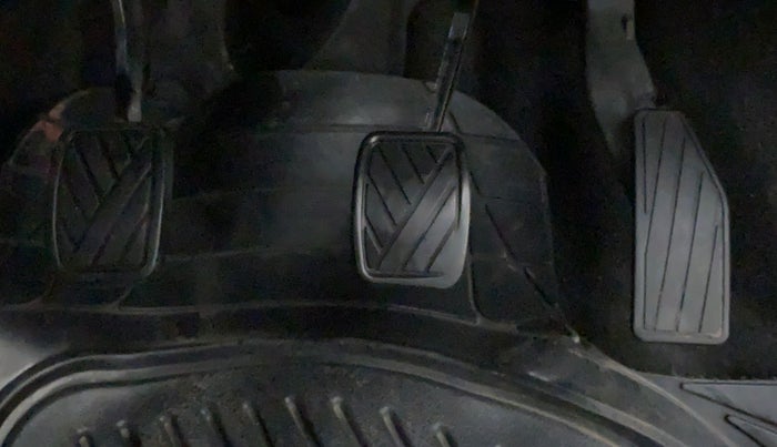 2017 Maruti IGNIS DELTA 1.2 K12, Petrol, Manual, 70,330 km, Pedals