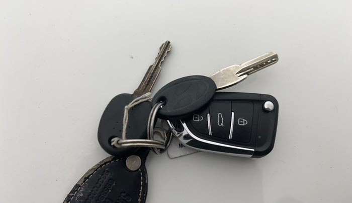 2015 Hyundai i10 SPORTZ 1.1, Petrol, Manual, 37,919 km, Key Close Up