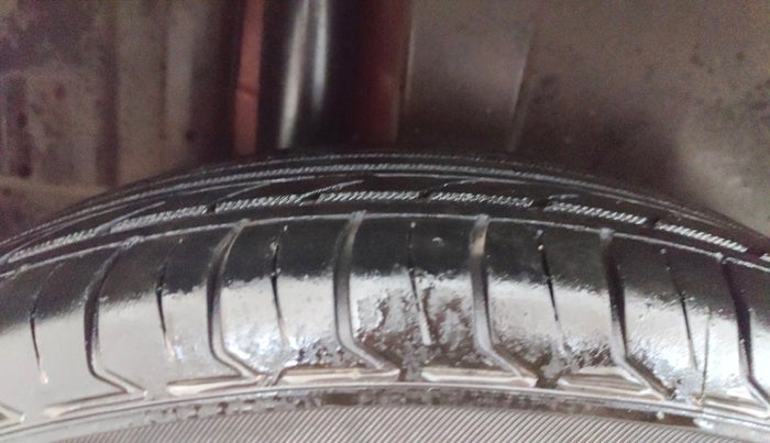 2013 Maruti Swift VXI, Petrol, Manual, 77,175 km, Right Rear Tyre Tread
