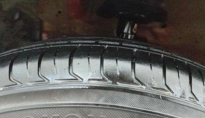 2013 Maruti Swift VXI, Petrol, Manual, 77,175 km, Left Front Tyre Tread