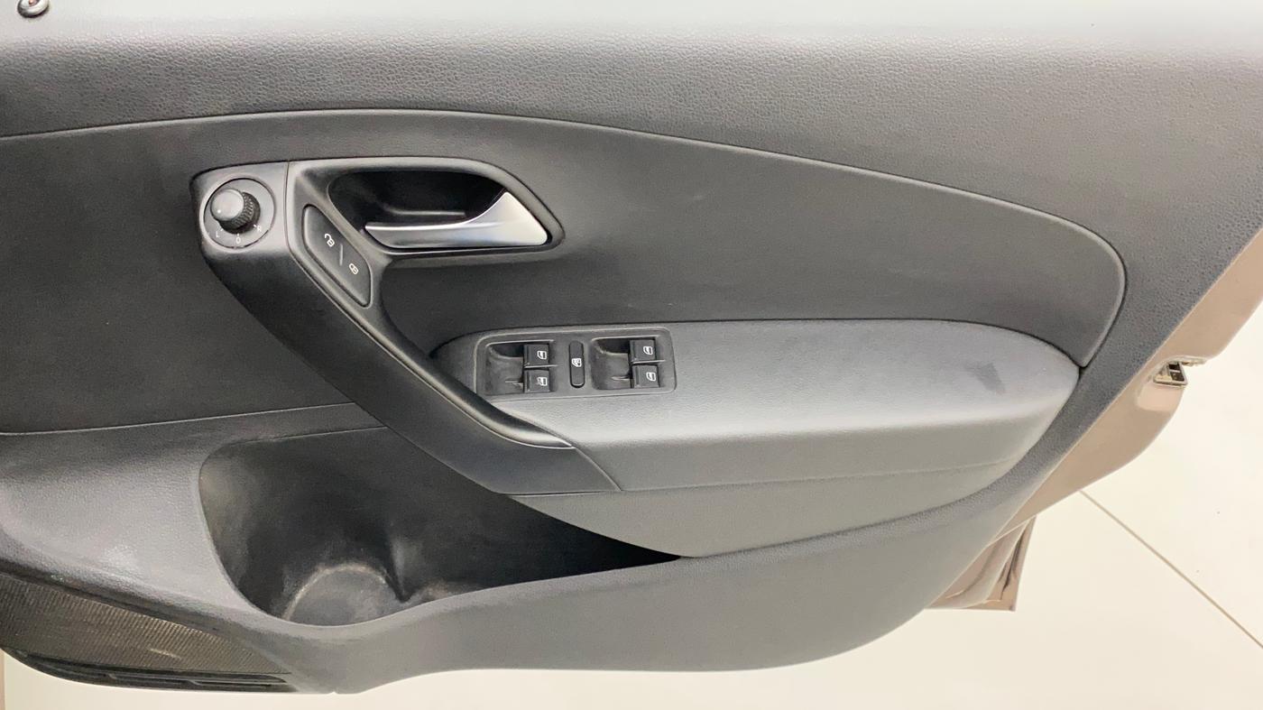 2016 Volkswagen Polo COMFORTLINE 1.2L, Petrol, Manual, 90,261 km, Driver Side Door Panels Control