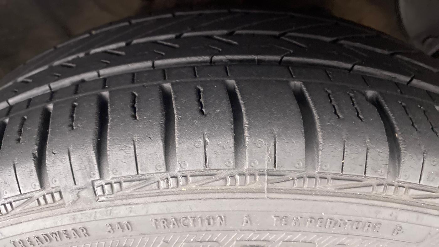 2016 Hyundai Grand i10 Magna 1.2 AT  VTVT, Petrol, Automatic, 19,606 km, Right Front Tyre Tread