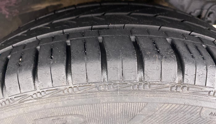 2016 Hyundai Grand i10 Magna 1.2 AT  VTVT, Petrol, Automatic, 19,606 km, Left Rear Tyre Tread