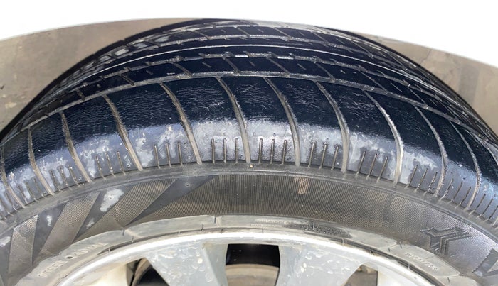 2013 Maruti Ertiga ZXI, Petrol, Manual, 85,295 km, Right Front Tyre Tread