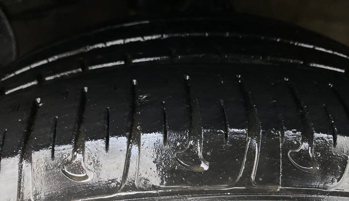 2019 Hyundai Grand i10 MAGNA 1.2 VTVT, Petrol, Manual, 23,398 km, Left Front Tyre Tread