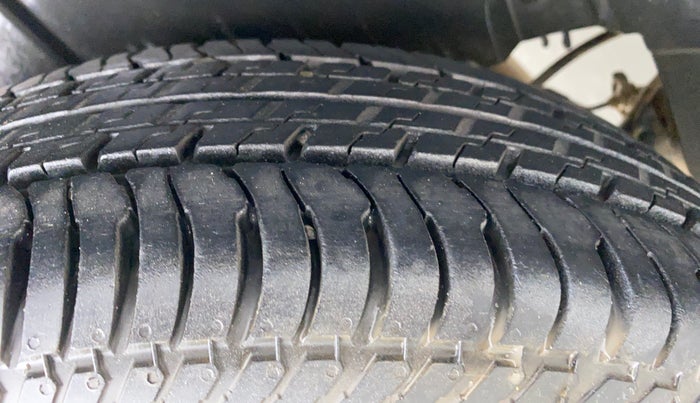 2013 Maruti Swift VXI D, Petrol, Manual, 69,954 km, Right Rear Tyre Tread