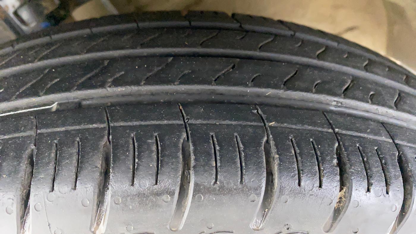 2013 Maruti Swift VXI D, Petrol, Manual, 69,954 km, Left Front Tyre Tread