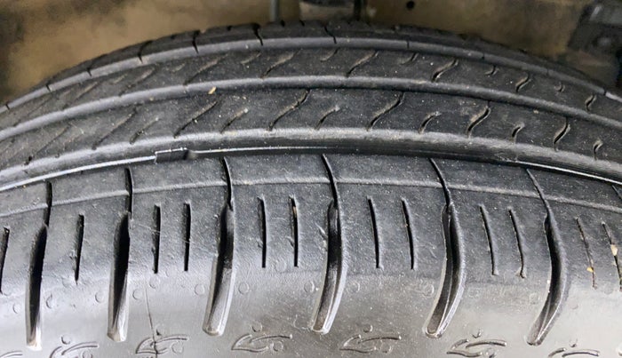 2013 Maruti Swift VXI D, Petrol, Manual, 69,954 km, Right Front Tyre Tread