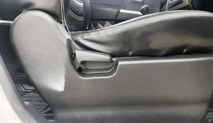 2015 Maruti Wagon R 1.0 LXI CNG, CNG, Manual, 92,101 km, Driver Side Adjustment Panel