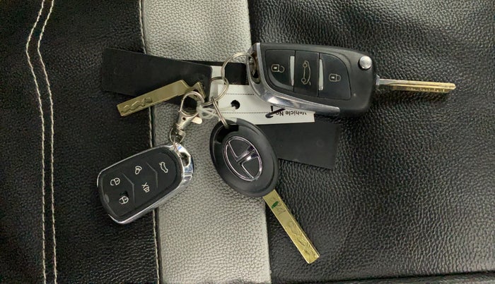 2018 Tata NEXON XE PETROL, Petrol, Manual, 98,561 km, Key Close Up