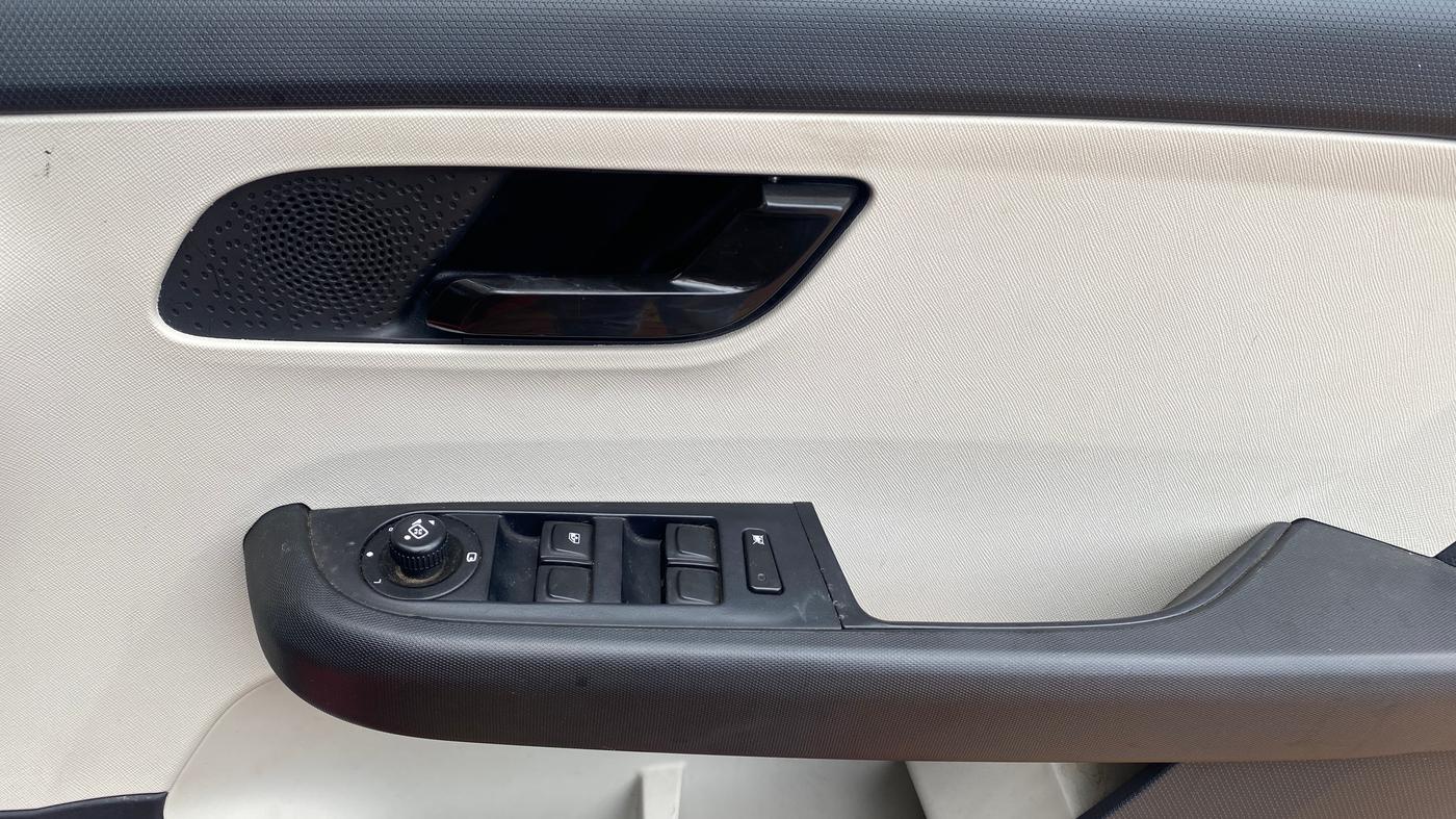 2023 Tata ALTROZ XM PLUS CNG, CNG, Manual, 11,622 km, Driver Side Door Panels Control