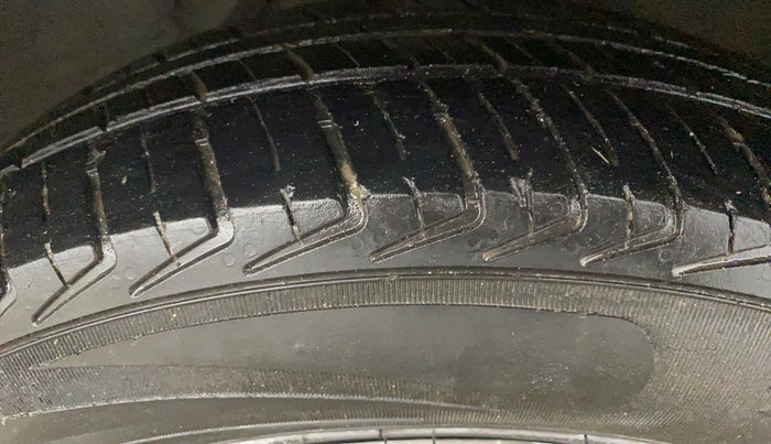 2014 Hyundai i10 MAGNA 1.1, Petrol, Manual, 57,839 km, Right Front Tyre Tread