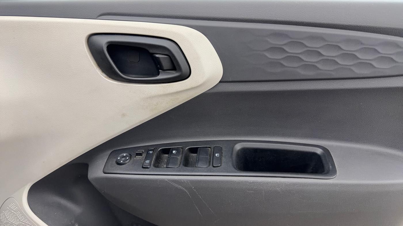 2023 Hyundai AURA SX 1.2 CNG, CNG, Manual, 42,759 km, Driver Side Door Panels Control