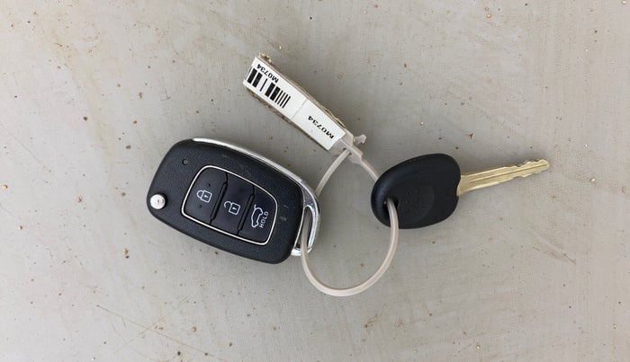 2020 Hyundai VENUE S 1.2, Petrol, Manual, 39,504 km, Key Close Up