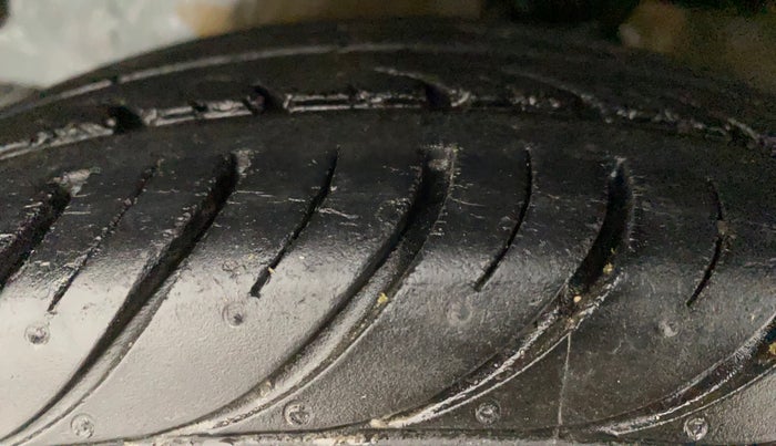 2017 Hyundai Eon MAGNA +, Petrol, Manual, 48,483 km, Left Front Tyre Tread