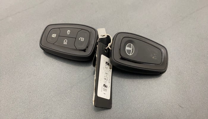 2023 Tata ALTROZ XZ PETROL, Petrol, Manual, 20,328 km, Key Close Up