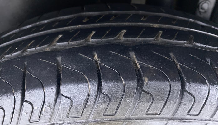 2017 Maruti Swift VXI D, Petrol, Manual, 47,182 km, Right Rear Tyre Tread