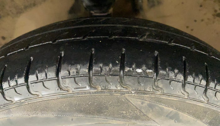 2017 Maruti Alto 800 LXI, CNG, Manual, 1,02,393 km, Left Front Tyre Tread