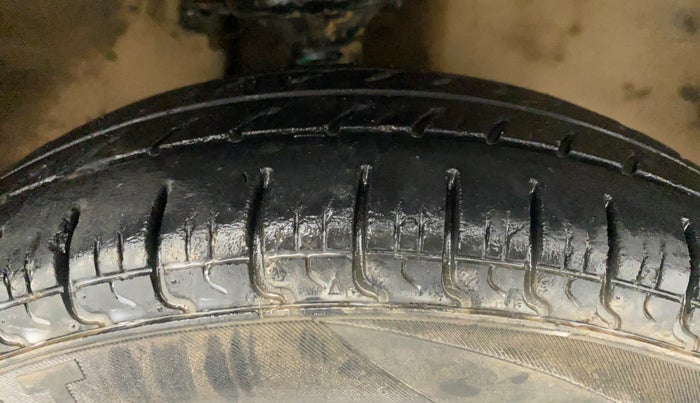 2017 Maruti Alto 800 LXI, CNG, Manual, 1,02,393 km, Right Front Tyre Tread