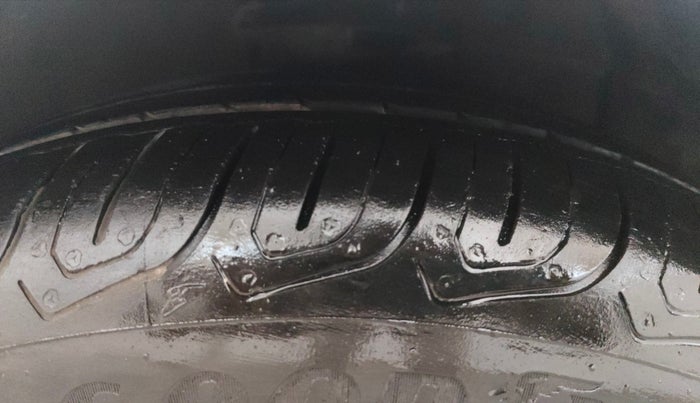 2014 Hyundai Xcent SX 1.2 (O), Petrol, Manual, 1,08,074 km, Right Front Tyre Tread