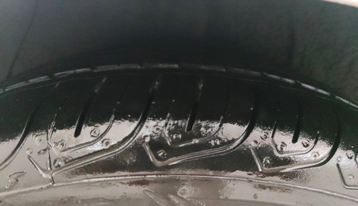 2014 Hyundai Xcent SX 1.2 (O), Petrol, Manual, 1,08,074 km, Right Rear Tyre Tread