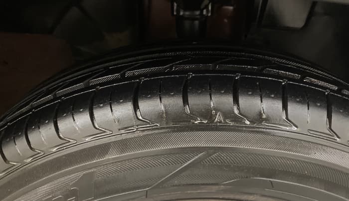 2017 Renault Kwid RXT 1.0 AMT (O), Petrol, Automatic, 14,314 km, Right Front Tyre Tread