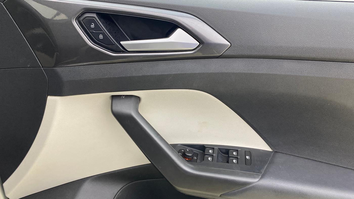 2022 Volkswagen TAIGUN TOPLINE 1.0 TSI AT, Petrol, Automatic, 43,324 km, Driver Side Door Panels Control