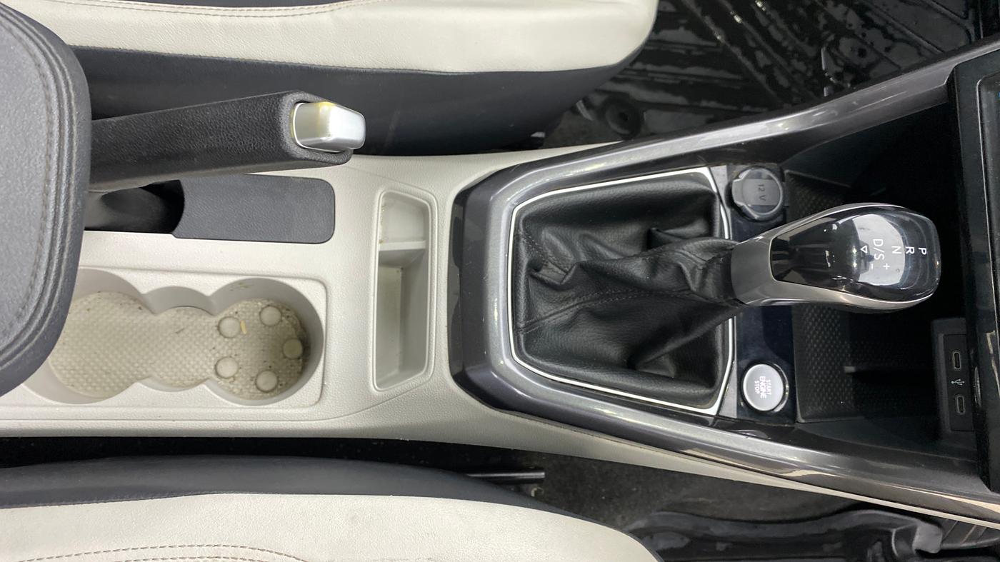 2022 Volkswagen TAIGUN TOPLINE 1.0 TSI AT, Petrol, Automatic, 43,324 km, Gear Lever