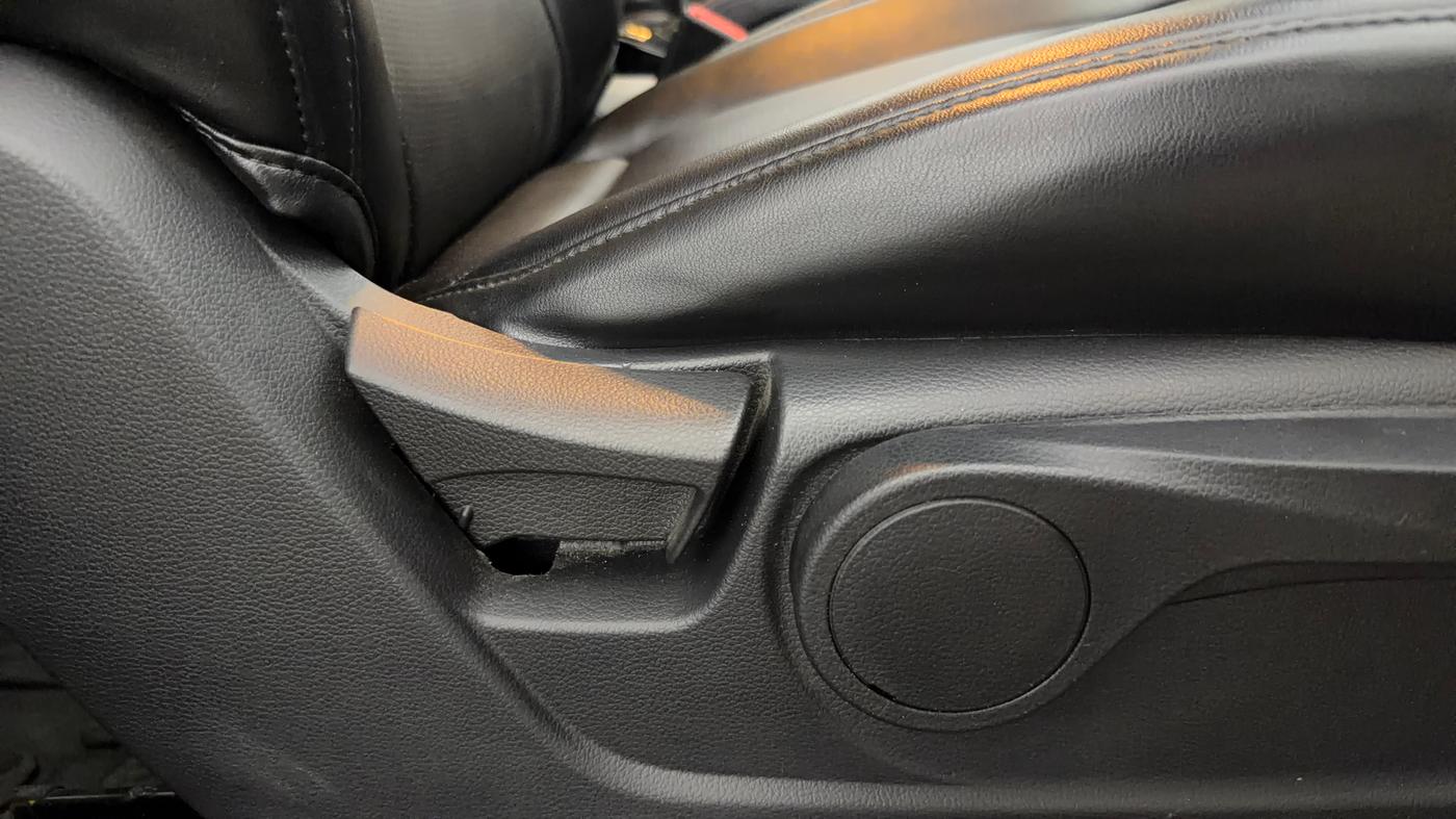2024 Mahindra XUV 3XO AX5 1.2 L TCMPFi, Petrol, Manual, 8,818 km, Driver Side Adjustment Panel