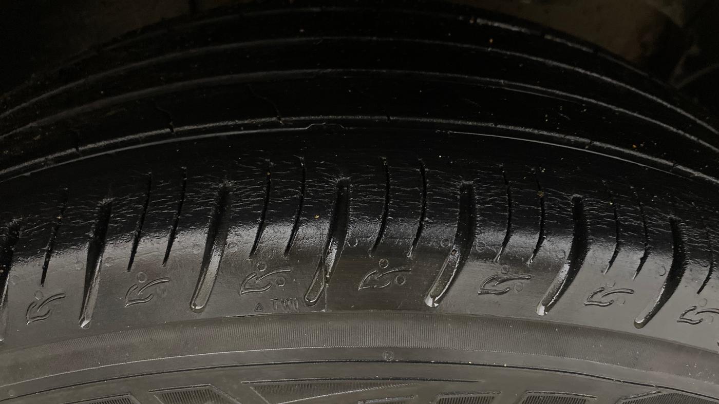 2018 Renault Duster RXS CVT, Petrol, Automatic, 1,41,126 km, Right Front Tyre Tread