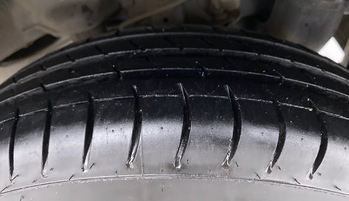 2014 Hyundai Eon ERA PLUS, Petrol, Manual, 49,350 km, Left Rear Tyre Tread