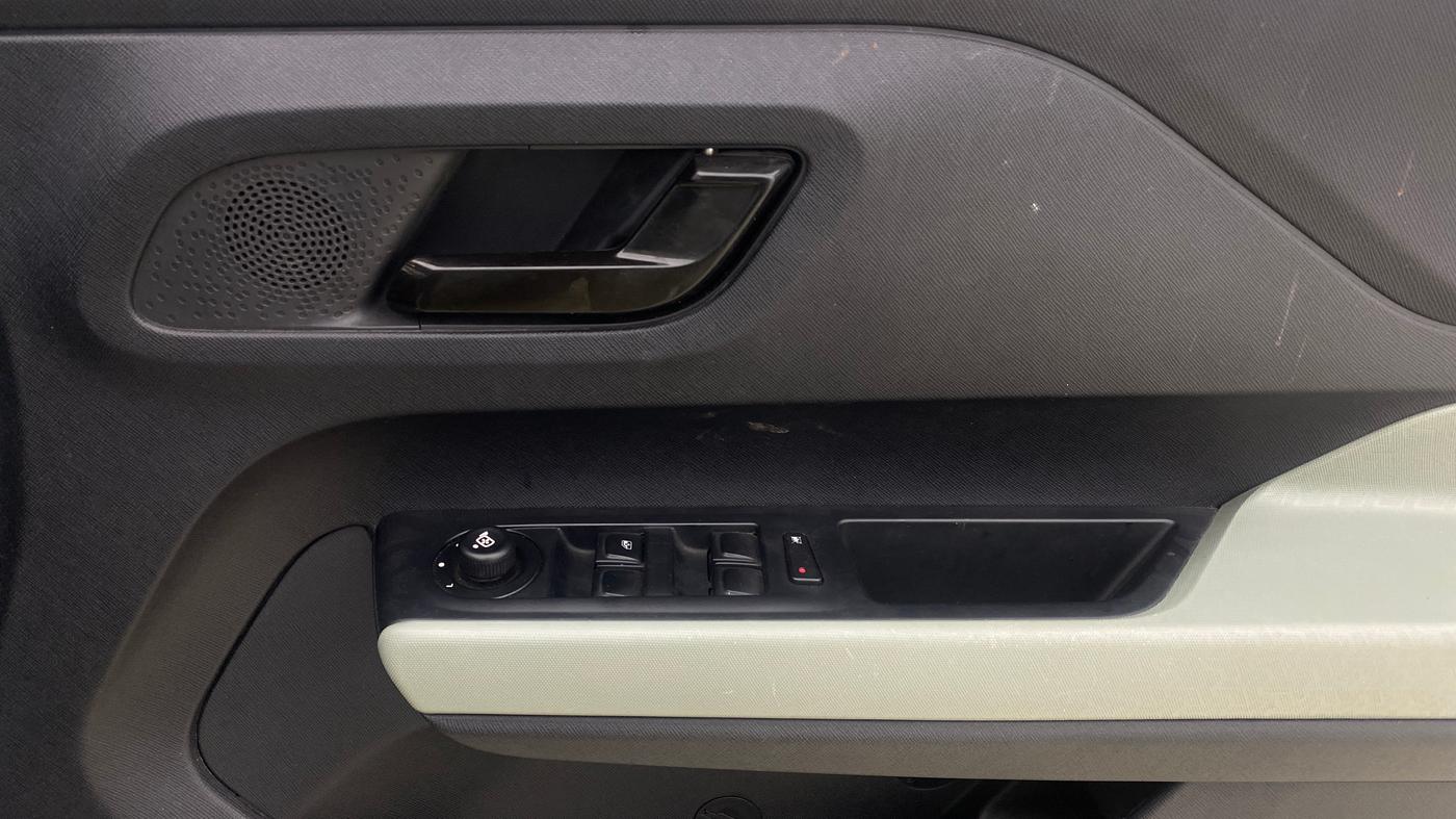 2022 Tata PUNCH ADVENTURE MT, Petrol, Manual, 9,426 km, Driver Side Door Panels Control
