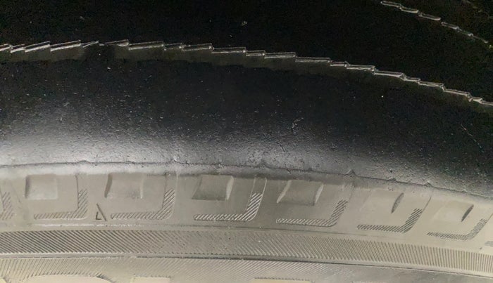 2016 Mahindra XUV500 W4, Diesel, Manual, 1,25,455 km, Left Rear Tyre Tread