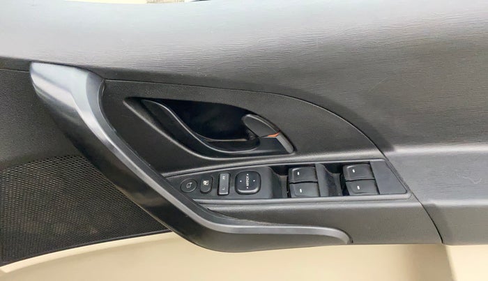 2016 Mahindra XUV500 W4, Diesel, Manual, 1,25,455 km, Driver Side Door Panels Control