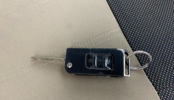 2016 Mahindra XUV500 W4, Diesel, Manual, 1,25,455 km, Key Close Up