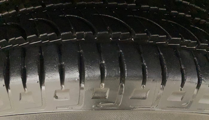 2016 Mahindra XUV500 W4, Diesel, Manual, 1,25,455 km, Right Front Tyre Tread