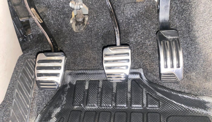 2016 Mahindra XUV500 W4, Diesel, Manual, 1,25,455 km, Pedals