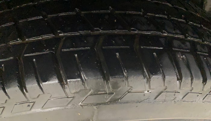 2016 Mahindra XUV500 W4, Diesel, Manual, 1,25,455 km, Right Rear Tyre Tread