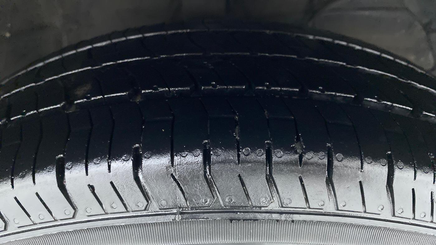 2020 Maruti Swift VXI D, Petrol, Manual, 77,414 km, Right Front Tyre Tread