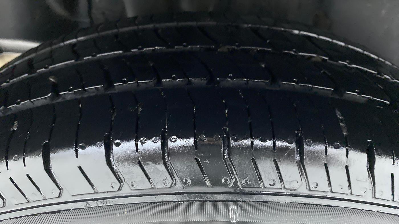 2020 Maruti Swift VXI D, Petrol, Manual, 77,414 km, Right Rear Tyre Tread