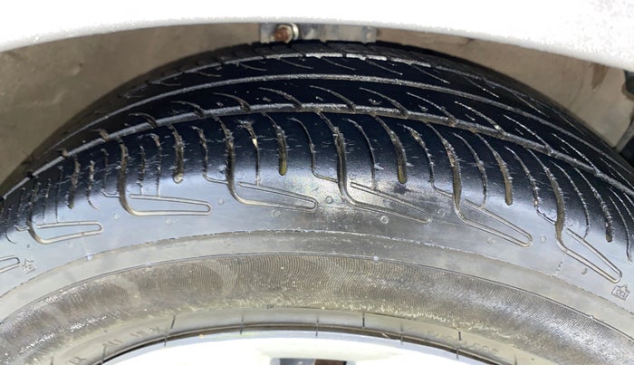 2016 Maruti Celerio VXI AMT, Petrol, Automatic, 68,068 km, Right Front Tyre Tread