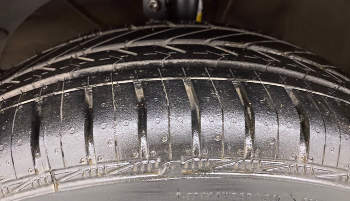 2015 Maruti Baleno DELTA PETROL 1.2, Petrol, Manual, 61,446 km, Left Front Tyre Tread