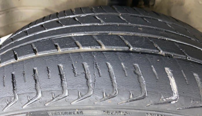 2013 Maruti Wagon R 1.0 VXI, Petrol, Manual, 87,376 km, Left Front Tyre Tread