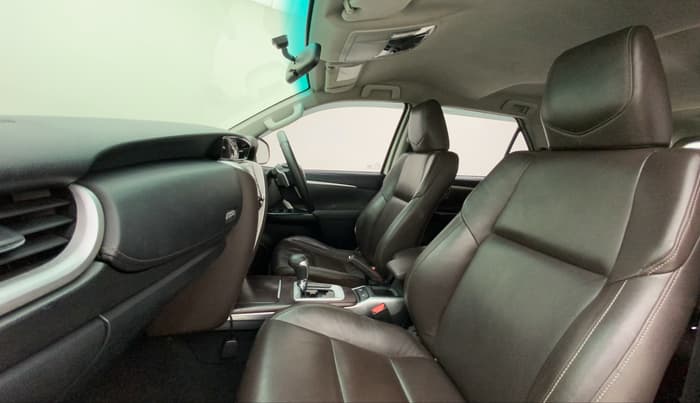 2016 Toyota Fortuner 2.8 4X2 AT, Diesel, Automatic, 1,28,617 km, Right Side Front Door Cabin